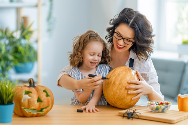 Família feliz se preparando para o Halloween