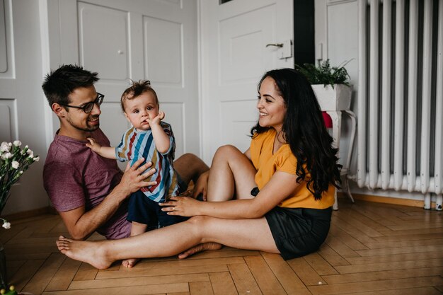 Familia feliz sentada en casa