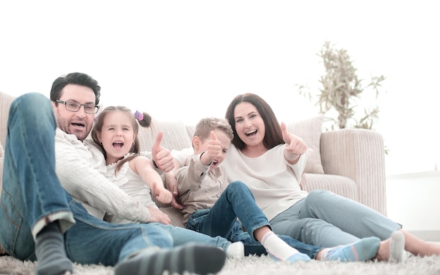 Família feliz sentada em uma aconchegante sala de estar