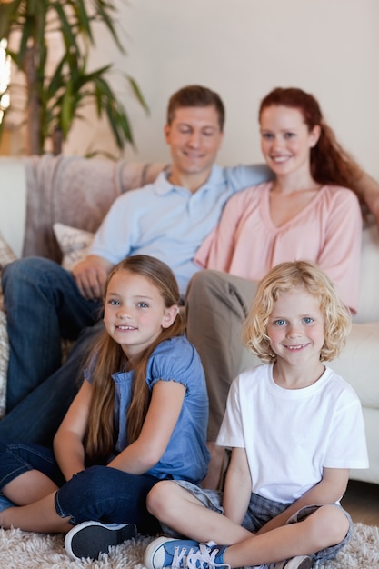 Família feliz sentada na sala de estar