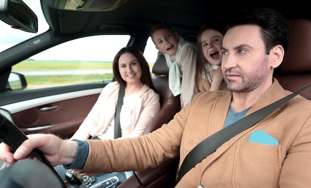 Família feliz sentada no fim de semana da família do carro