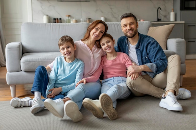 Família feliz sentada no sofá da sala de estar