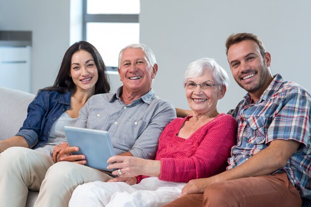 Família feliz sentada no sofá