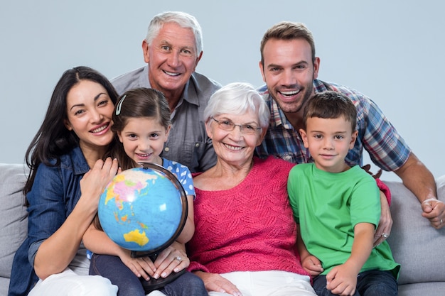 Família feliz sentada no sofá