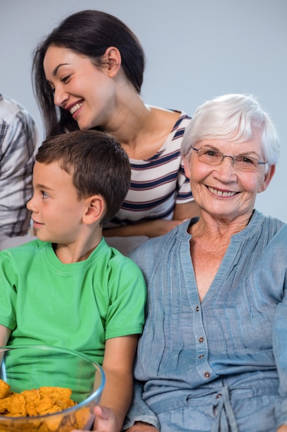 Foto família feliz sentada no sofá