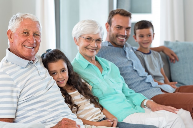 Família feliz sentada no sofá