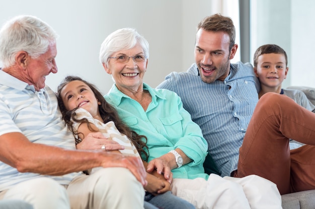 Família feliz sentada no sofá