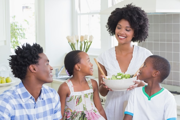 Família feliz sentada para jantar juntos