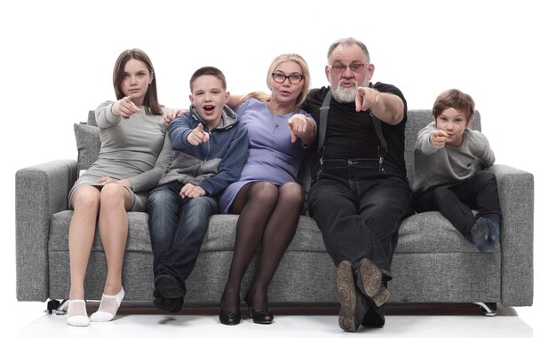 Foto familia feliz sentada en un sofá grande y cómodo