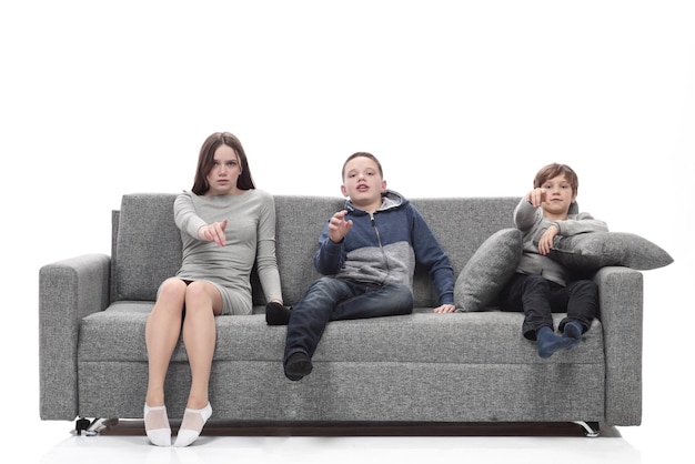 Familia feliz sentada en un sofá grande y cómodo