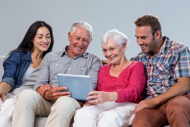 Familia feliz sentada en el sofá