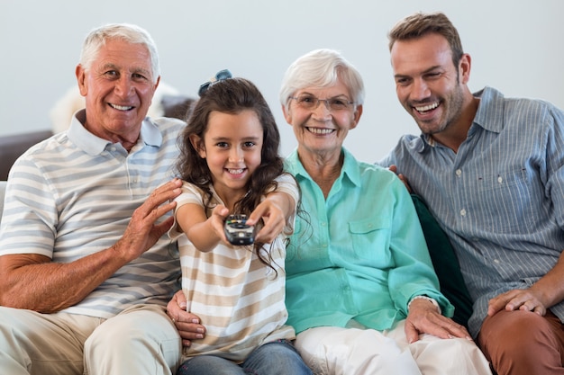 Familia feliz sentada en el sofá