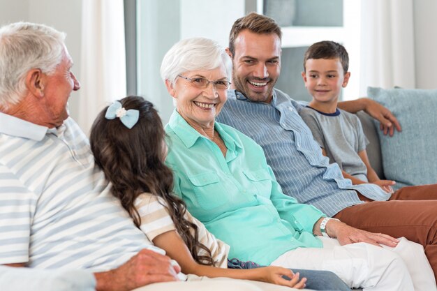 Familia feliz sentada en el sofá