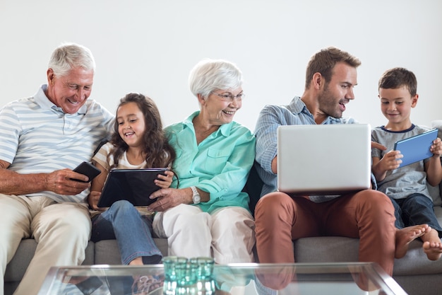 Familia feliz sentada en el sofá