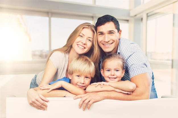 Familia feliz sentada en el sofá