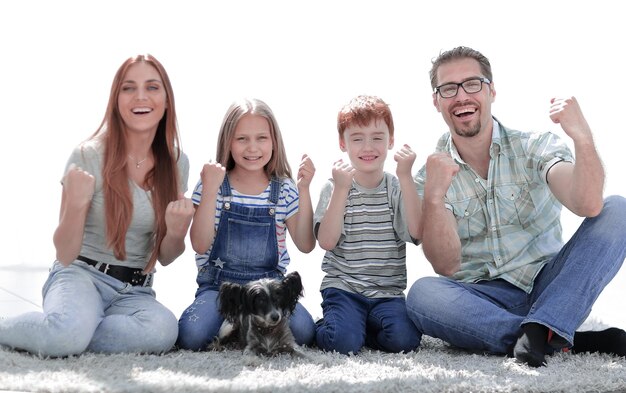 Familia feliz sentada en su nuevo apartamento