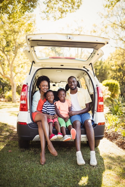 Família feliz, sentado em seu carro