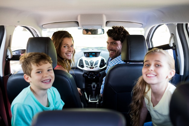 Família feliz sentado no carro