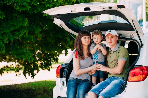 Foto família feliz sentado no carro