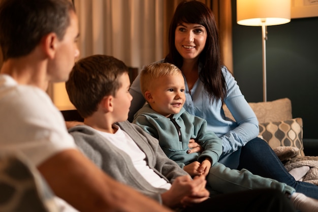 Foto família feliz sentados juntos em casa