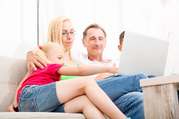 Família feliz sentados juntos no sofá