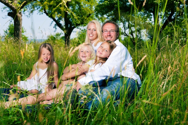 Família feliz, sentando, em, prado