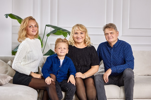 Familia feliz se sienta en el sofá en la sala de estar