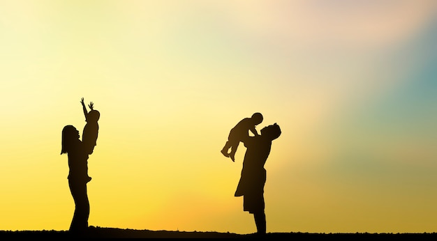 Foto família feliz silhueta no topo de montanhas