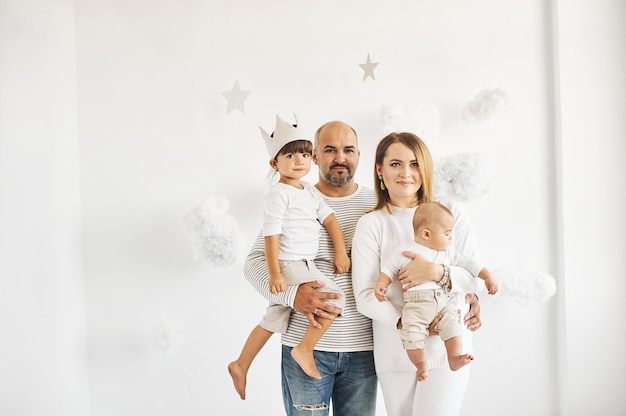 Familia feliz sobre un fondo blanco