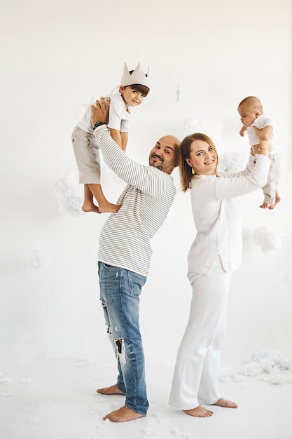 Foto familia feliz sobre un fondo blanco