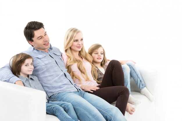 Familia feliz en el sofá aislado