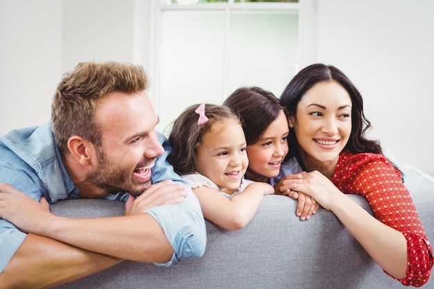 Foto familia feliz en el sofá en casa