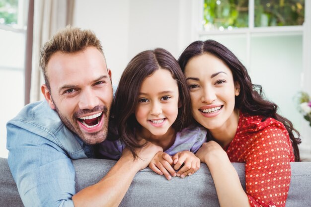 Familia feliz en el sofá en casa