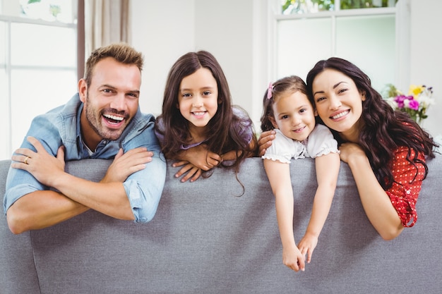 Familia feliz en el sofá en casa