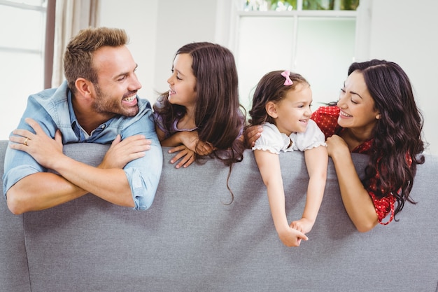 Familia feliz en el sofá en casa