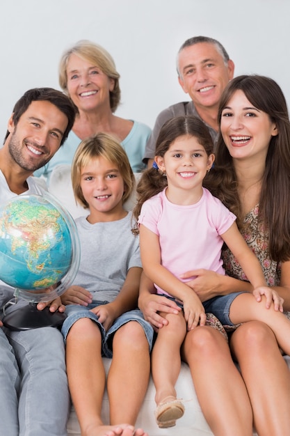 Familia feliz en el sofá