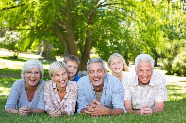 Familia feliz sonriendo a la cámara