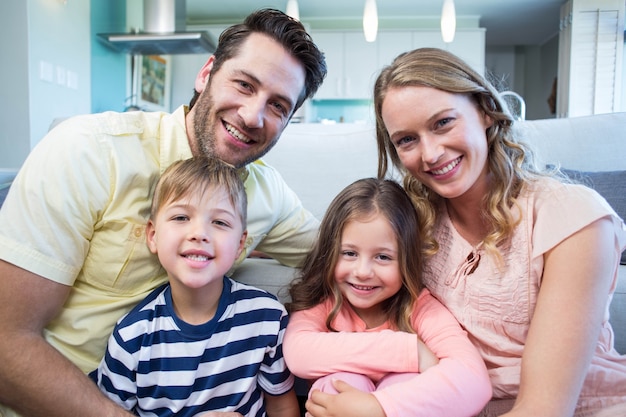 Familia feliz sonriendo a la cámara