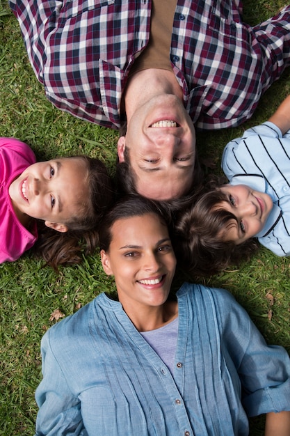 Familia feliz sonriendo a la cámara