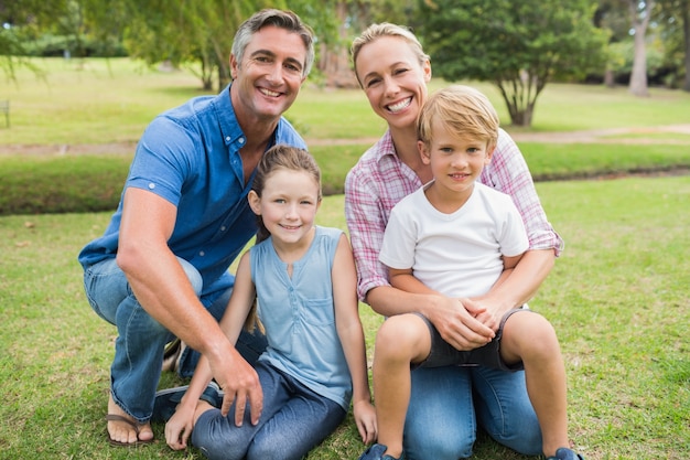 Familia feliz sonriendo a la cámara