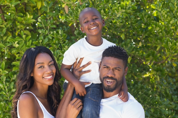 Familia feliz sonriendo a la cámara