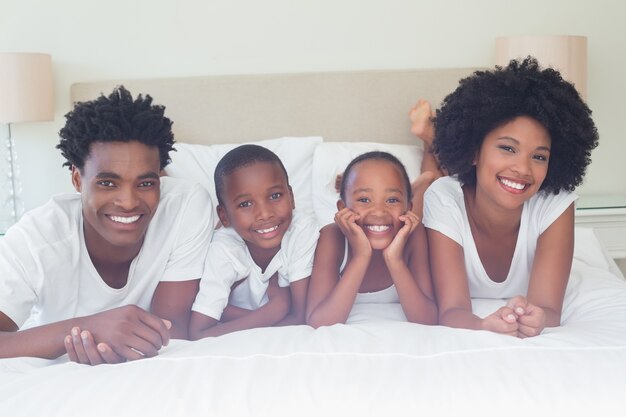 Familia feliz sonriendo a la cámara