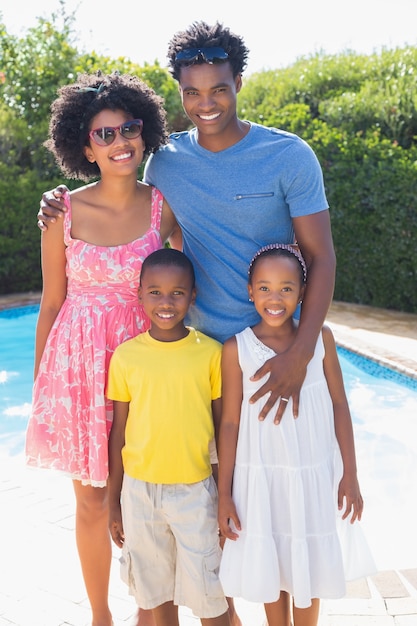 Familia feliz sonriendo a la cámara