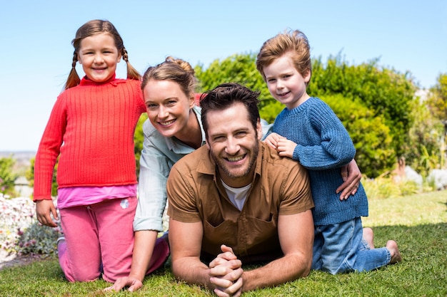 Familia feliz sonriendo a la cámara