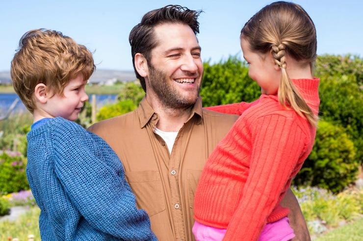 Foto familia feliz sonriendo a la cámara