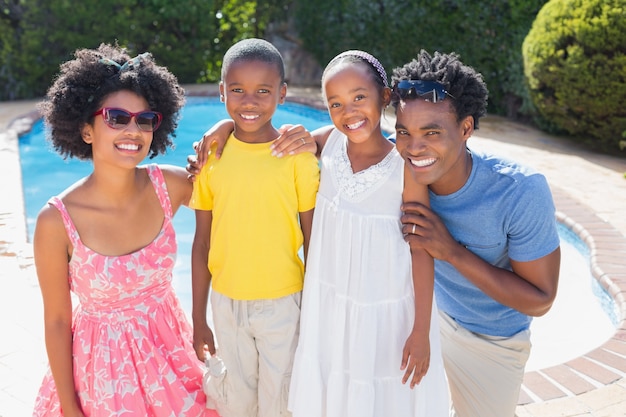 Familia feliz sonriendo a la cámara