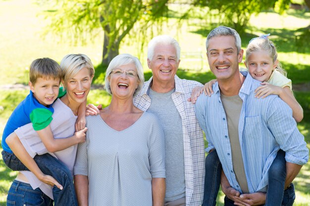 Familia feliz sonriendo a la cámara