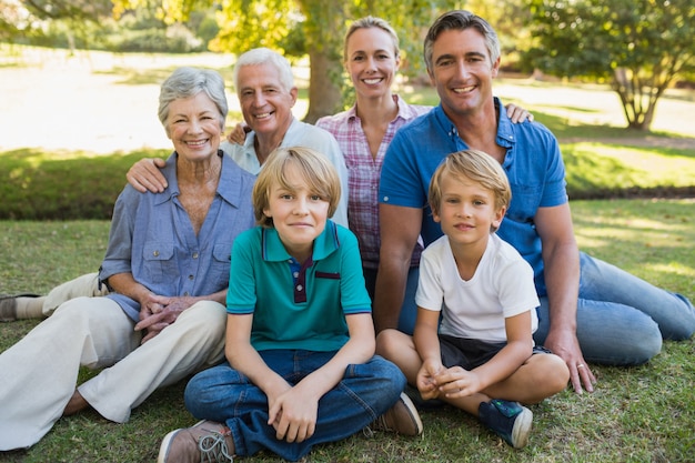 Familia feliz sonriendo a la cámara