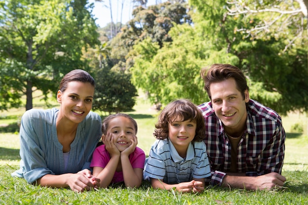 Familia feliz sonriendo a la cámara