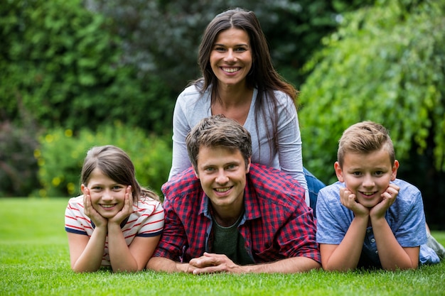 Familia feliz sonriendo en el parque